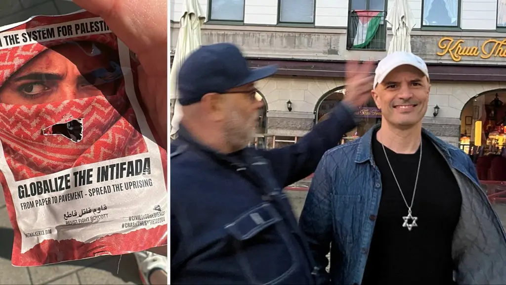 En man med keps gestikulerar mot en annan man som bär en kedja med en davidsstjärna. I bakgrunden syns en byggnad med skyltar. Till vänster visas en klistermärke som uppmanar till intifada.