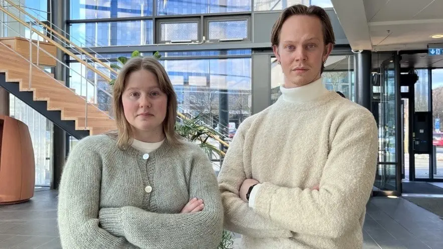 Sjuksköterskestudenterna Ylva Jonasson och Alfred Larsson menar att utbildningen på Göteborgs universitet inte förbereder dem ordentligt inför yrkeslivet.