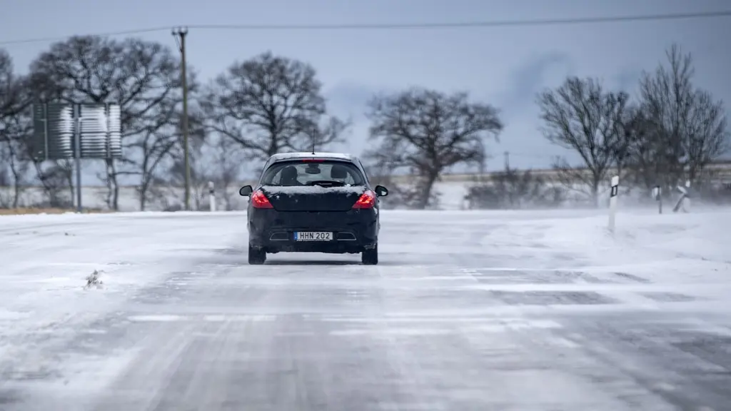 SMHI varnar för plötslig ishalka i stora delar av Svealand.