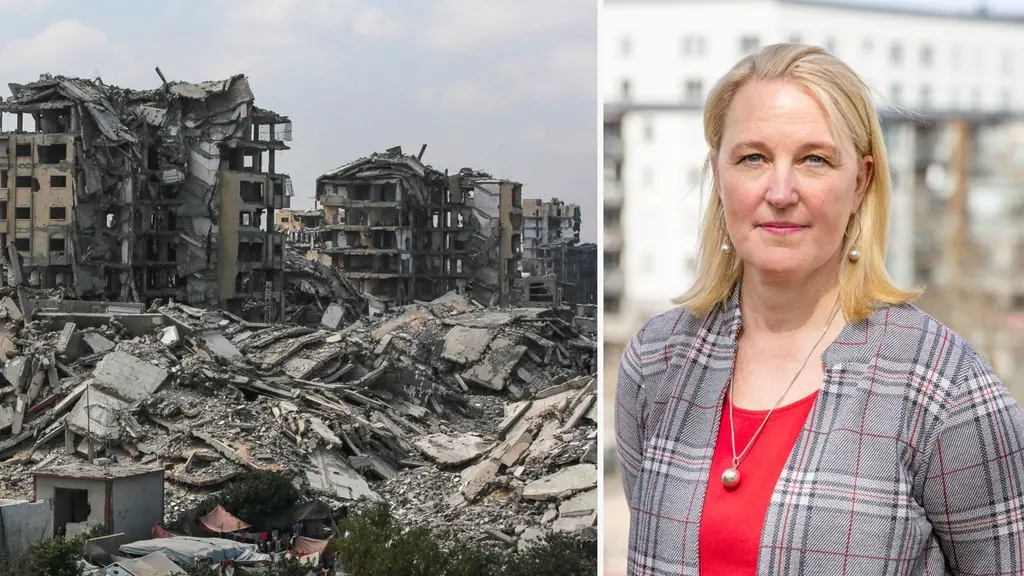 Till vänster syns raserade byggnader i Gaza efter omfattande förstörelse. Till höger står Ylva Jonsson Strömberg från Läkare utan gränser, klädd i röd topp och mönstrad kavaj, mot en ljus bakgrund.