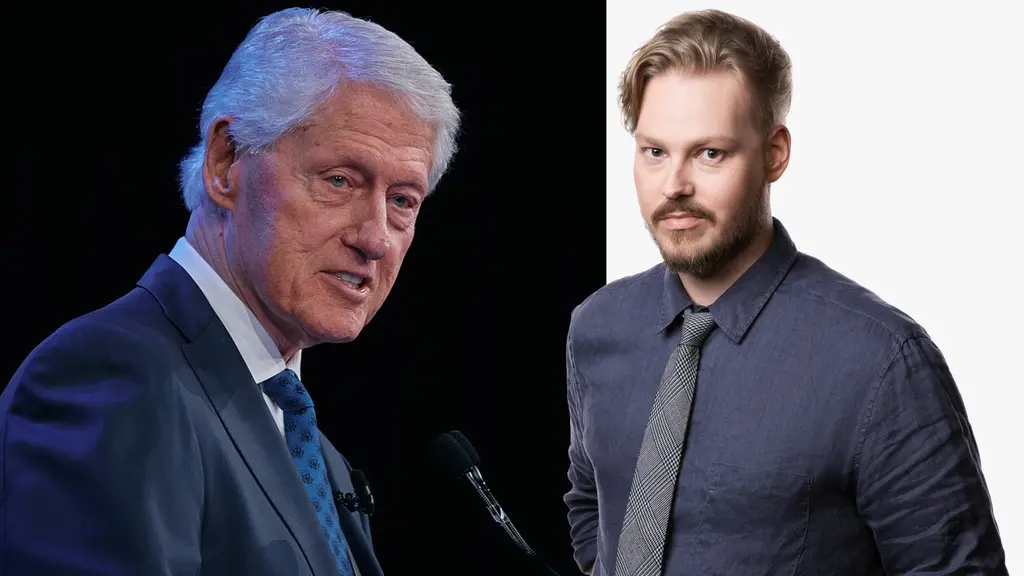 Två personer står bredvid varandra, den ena i kostym med vit hårfärg och den andra i skjorta med slips. Bakgrunden är delvis mörk och delvis ljus.