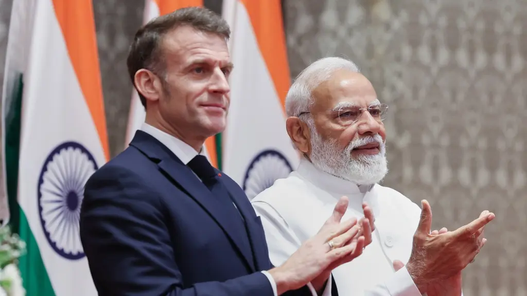 Frankrikes president Emmanuel Macron och Indiens premiärminister Narendra Modi, till höger sluter strategiskt avtal