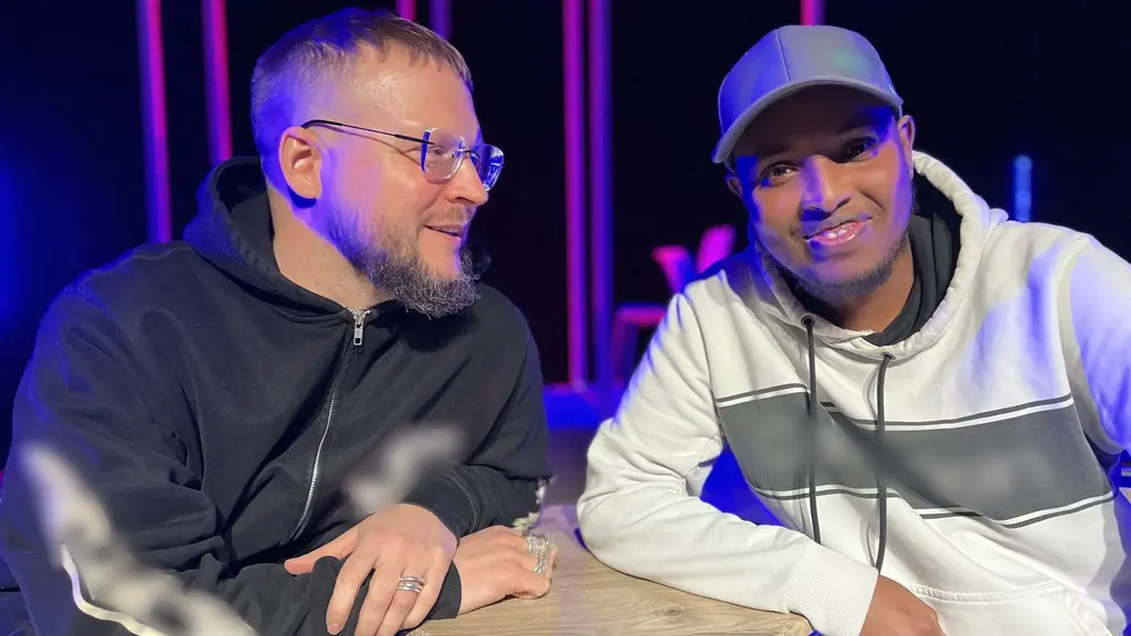 Liban Abdule (till höger) har skrivit pjäsen "Kutt Mutt". Musiken står Nils "Nisj" Svennem-Lundberg (till vänster) för.