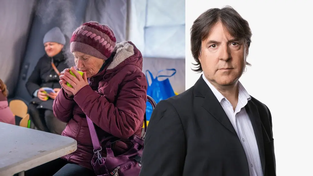 Bildkollage: Till vänster syns en kvinna i en vinröd jacka som sitter vid ett bord i en enkel miljö och håller händerna kring en kopp varm dryck. Till höger syns en man i kostym framför en vit bakgrund.