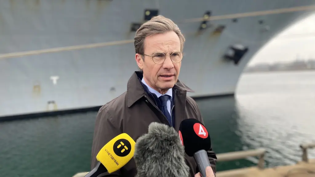 Statsminister Ulf Kristersson vid den franska hangarfartyget Charles de Gaulle i Norra hamnen i Malmö.