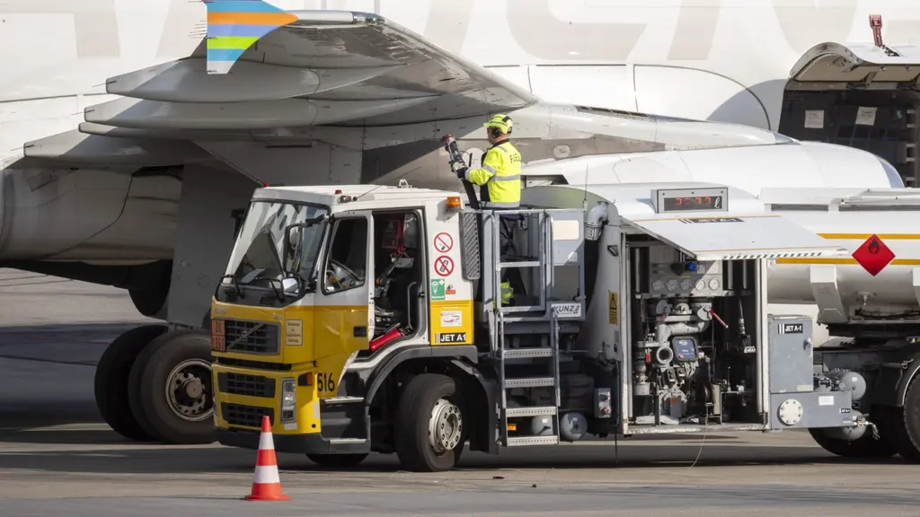 Ett flygplan tankas på en flygplats.