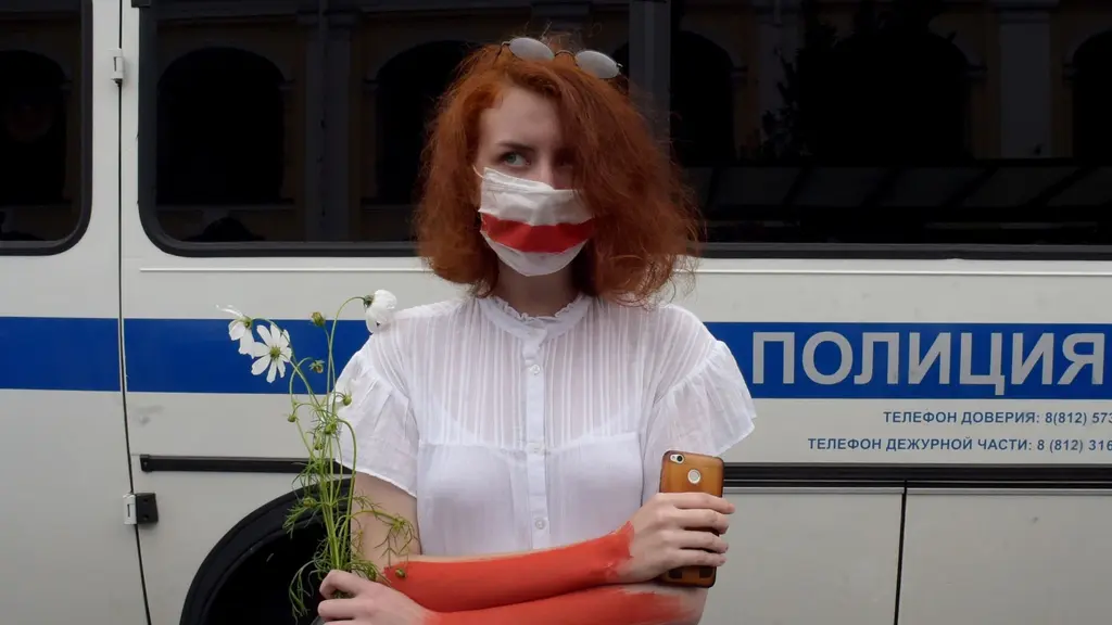Under söndagen rådde feststämning i Belarus huvudstad Minsk när tiotusentals människor gick ut i vad som beskrivs som den största regimkritiska manifestationen under president Aleksandr Lukasjenkos tid vid makten.