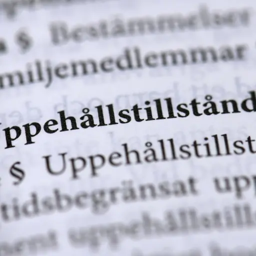 Ett uppslag ur en svensk lagbok där ordet 'Uppehållstillstånd' och paragraftecken syns tydligt i fokus. Texten handlar om regler för uppehållstillstånd i Sverige.