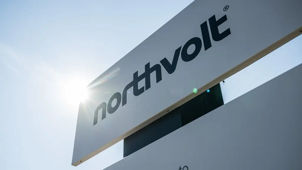 Bild snett underifrån på en skylt med texten "northvolt".