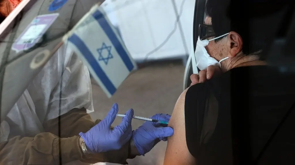 en kvinna som blir vaccinerad