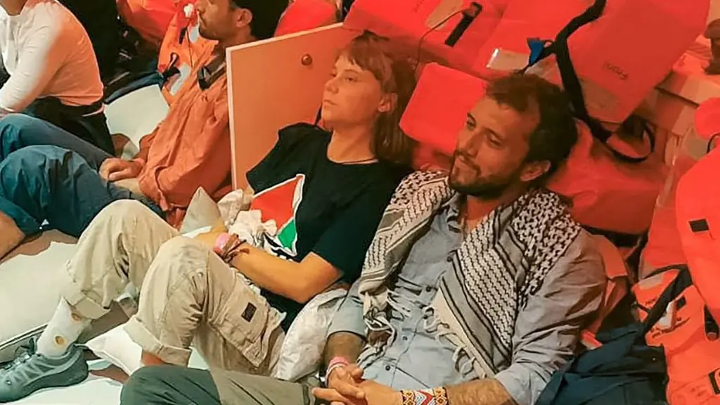 Greta Thunberg och Thiago Avila, bland andra aktivister, sitter omgivna av orangea flytvästar efter att ha blivit stoppade av den israeliska flottan under en humanitär insats mot Gaza.