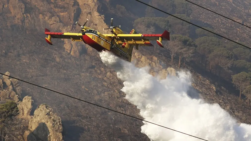 Vattenbombplan jobbar i Italien med att släcka brand.