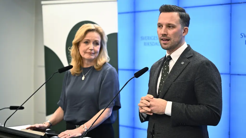 Hannes Hervieu presenteras som ny partisekreterare i Centerpartiet av partiledare Elisabeth Thand Ringqvist under en pressträff i riksdagen.