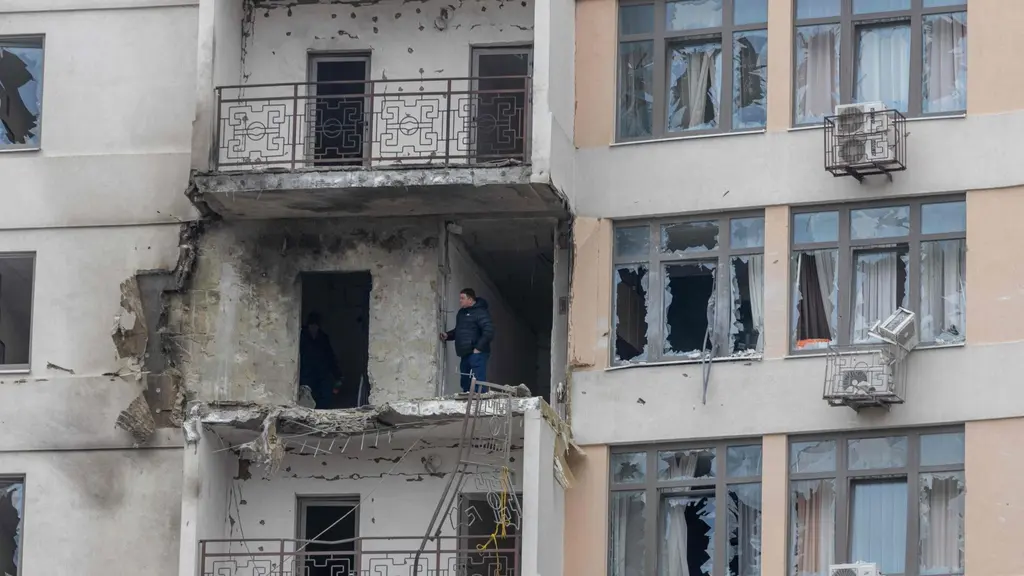 Ett flerfamiljshus i Odesa med omfattande skador efter en rysk attack.