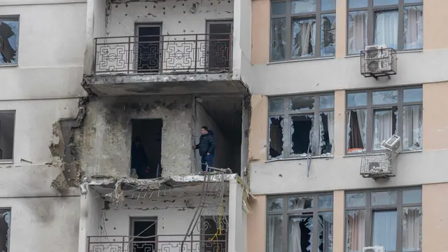 Ett flerfamiljshus i Odesa med omfattande skador efter en rysk attack.
