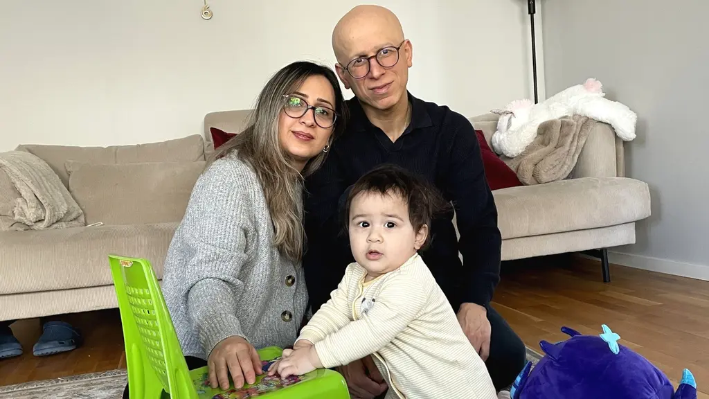 Migrationsverket vill utvisa Masoumeh Ghorbanis och Mehrad Alidousts son Emanuel. De har överklagat beslutet och väntar på besked.