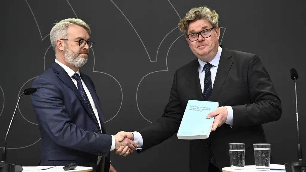 Justitieminister Gunnar Strömmer skakar hand med vice chefsåklagare Hans Harding.