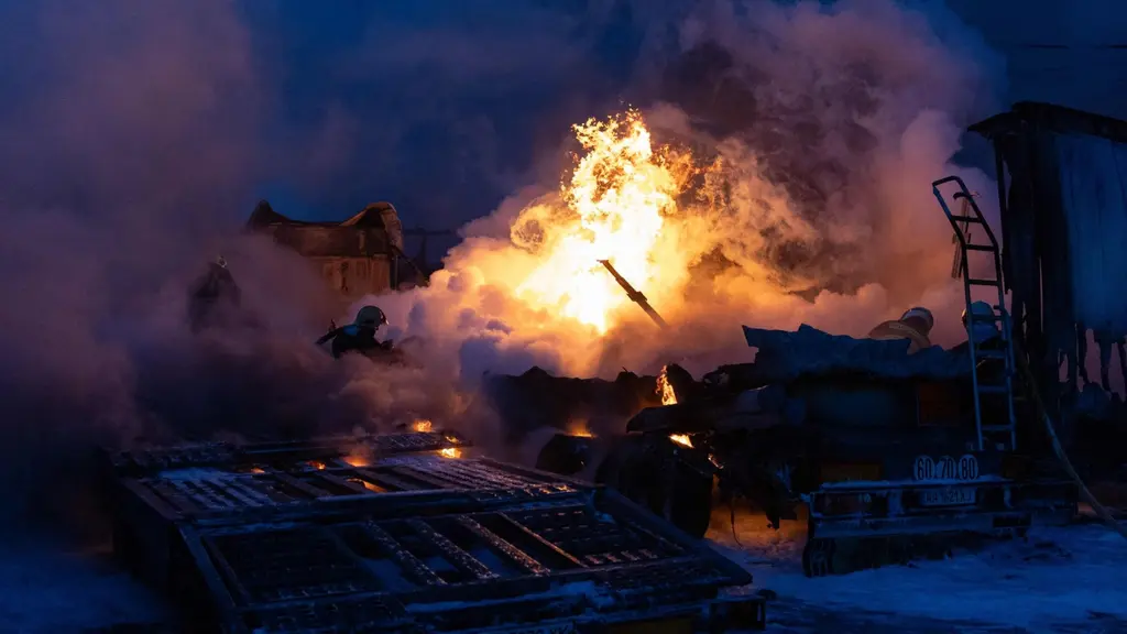 Ukrainsk räddningspersonal försöker släcka en brand efter en attack i Kiev på lördagen.