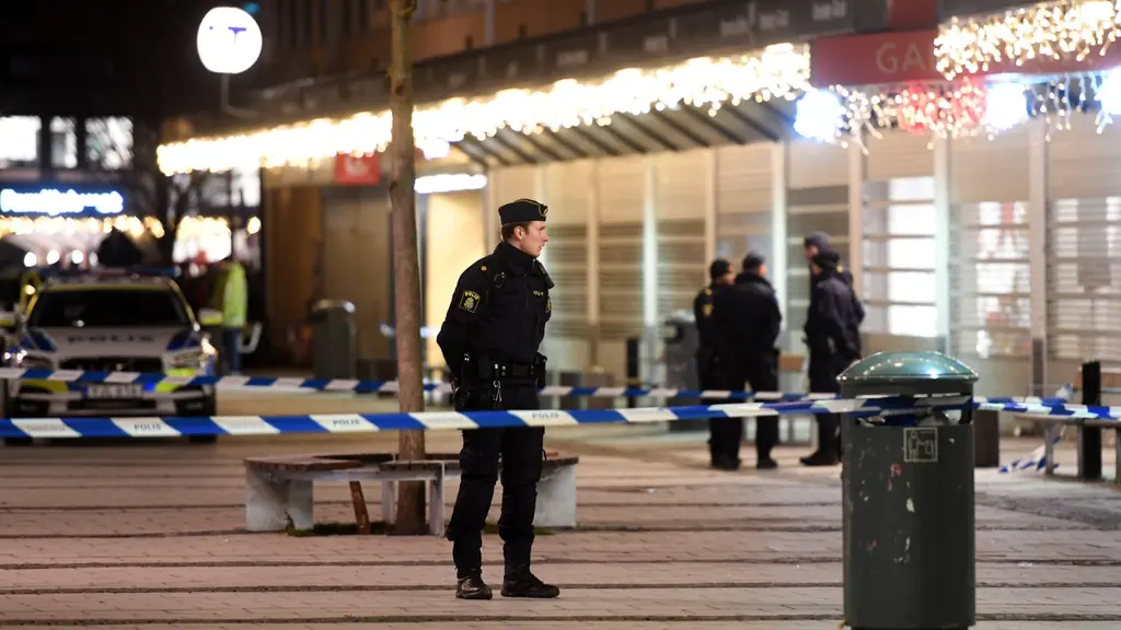 Polis vid mordplatsen. Foto: Fredrik Sandberg/TT