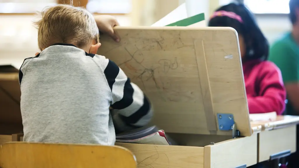 Minderåriga elever vid skolbänkar