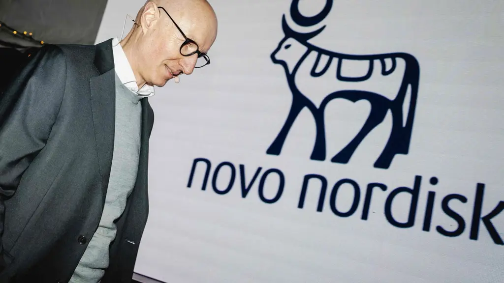 En man och en bild av ett djur med texten Novo Nordisk.