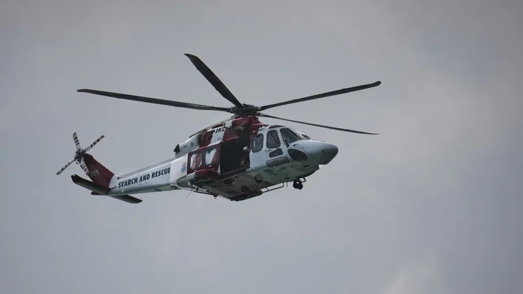 Räddningshelikopter söker över havet utanför Tjörn efter två saknade i samband med en båtolycka vid Rörtången.