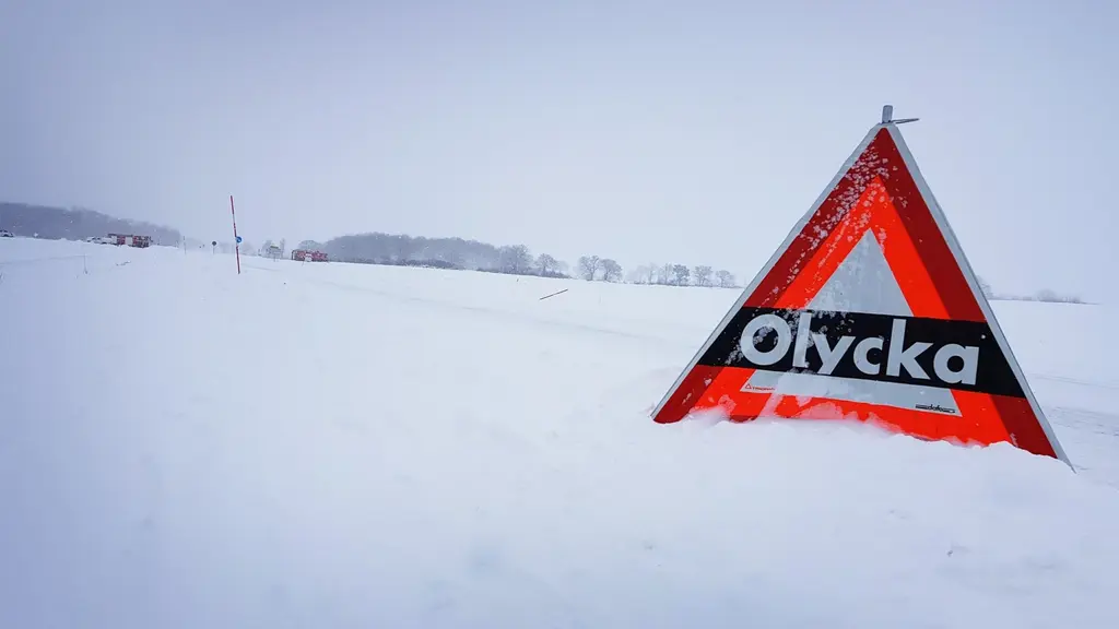 Skylt med texten "Olycka" intill en snöig väg.