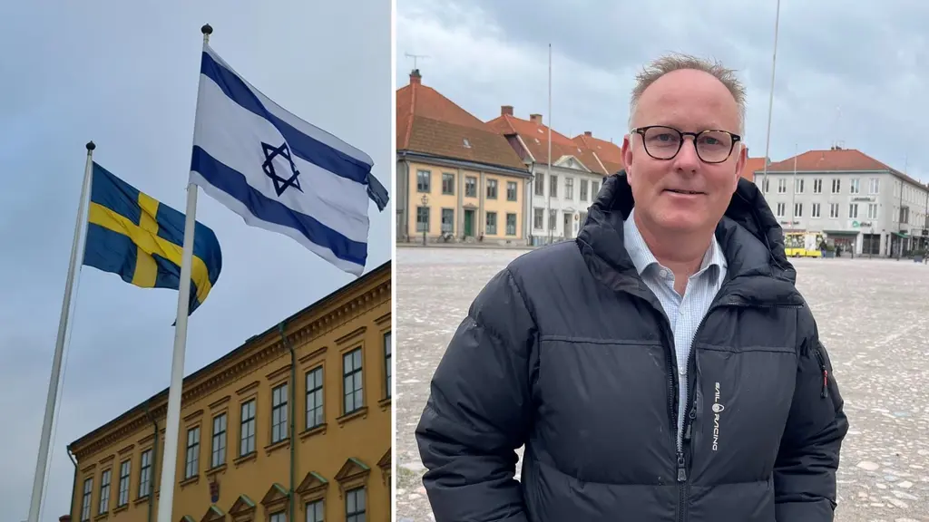 Bilden är en splitbild och delad i två. Den vänstra bilden är en bild på den svenska flaggan och den israeliska flaggan som hissats på Stortorget i Kalmar. Den högra bilden är en bild på kommunstyrelsensordförande Johan Persson (S). 