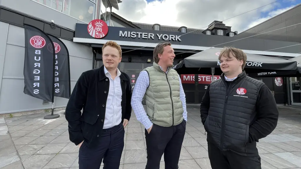 Tre män står framför en Mister York-restaurang. Gustav Larsson och Gustav Haglund, grundarna av hamburgerkedjan Mister York, är klädda i vardagskläder och ler mot kameran. Kevin Liljegren (höger) är ny restaurangchef i Kalmar.