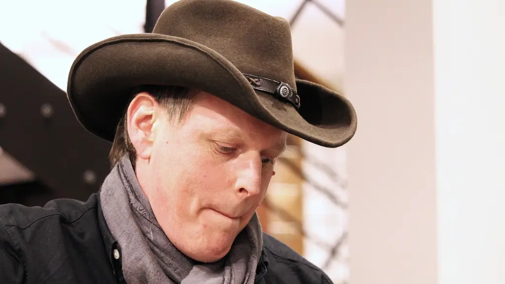 Tony Malmberg sitter i hatt och ser koncentrerad ut. 