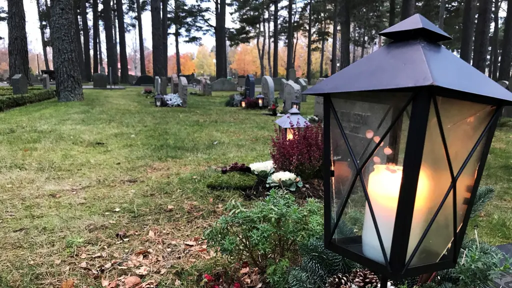 Ljus på kyrkogård.