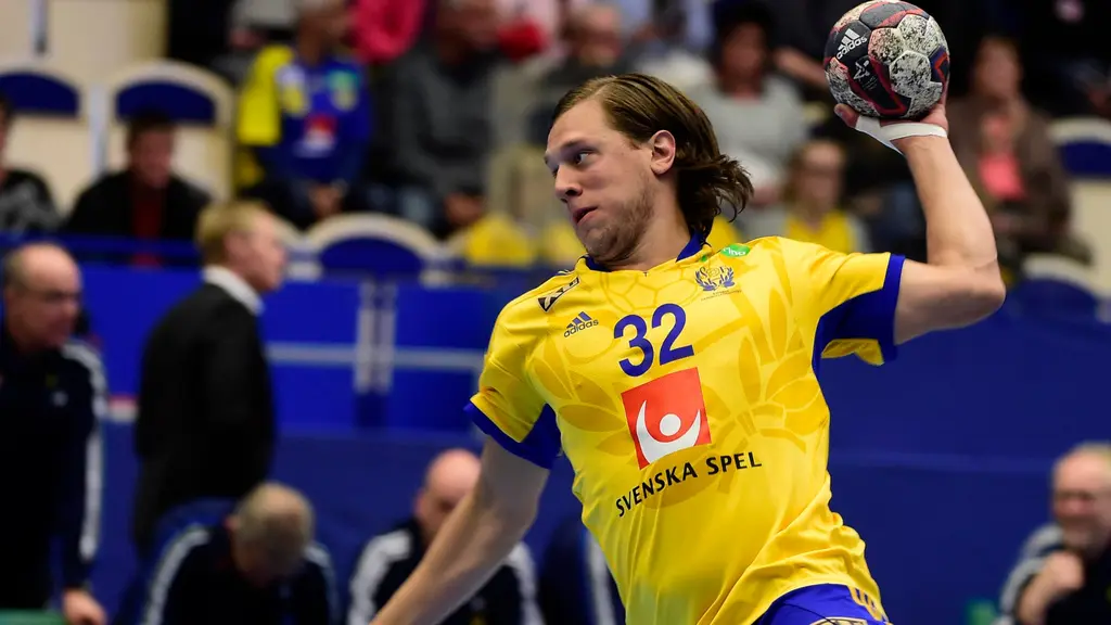 Mattias Zachrisson under uppvärmningen före EM-kvalmatchen i handboll mellan Sverige och Slovenien i april. Foto: Mikael Fritzon/TT.