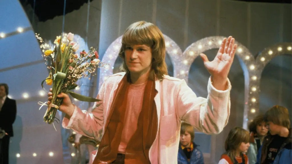 Ted Gärdestad jublar efter segern i Melodifestivalen 1979 på Cirkus i Stockholm. Gärdestad vann med låten 'Satellit'. Foto: Olle Lindeborg/Pressens Bild/TT. 