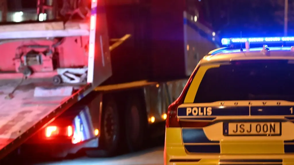 Polisbil och bärgare. Foto: Pontus Stenberg.
