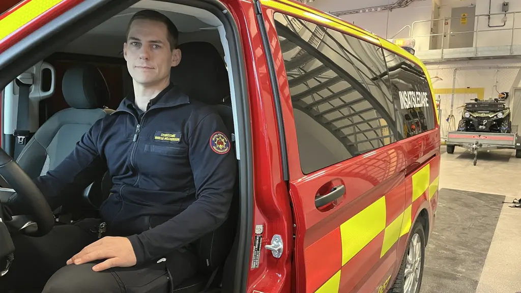 Insatsledaren Marcus Melchersson sitter i  utryckningsfordon, inne i ett garage.