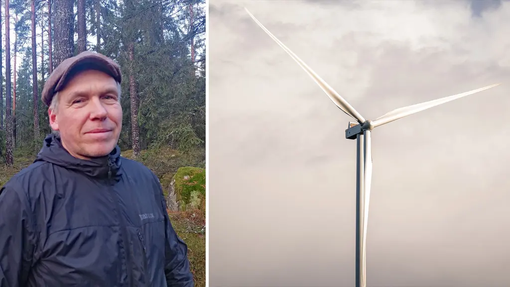 en man i keps står i en skog i fotomontage med en bild av ett vindkraftverk.