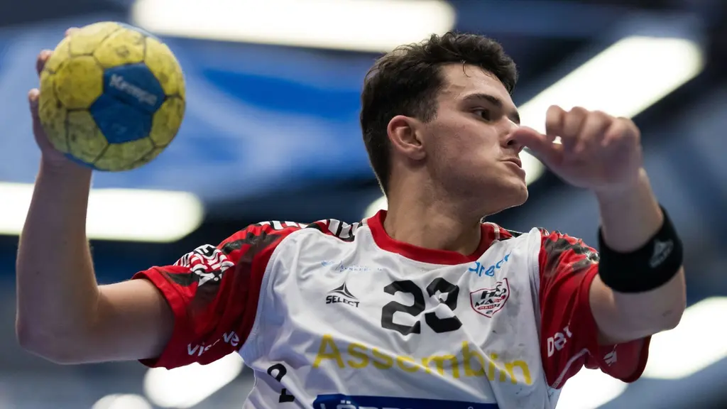 Nikola Roganovic håller i en handboll i höger hand medan han hoppar och ska skjuta
