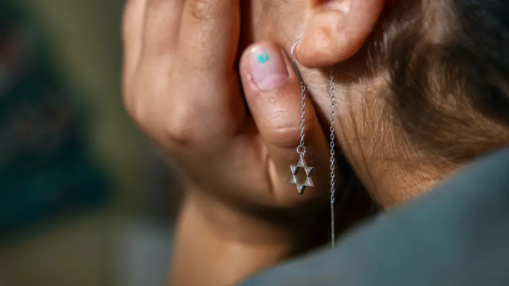 Närbild på en flicka bakifrån. Man ser halsen och örat där det dinglar ett örhänge i form av en davidsstjärna. Flickan på bilden är inte flickan som intervjuas.