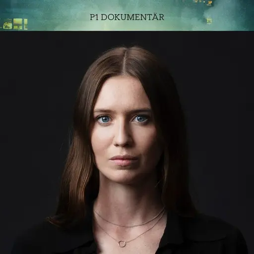 Hedvig Holgersson står mot en mörk fond och tittar in i kameran.