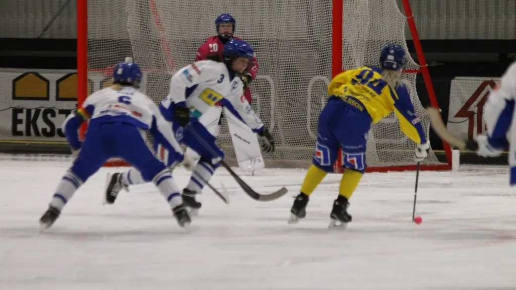Skirös 94 Tove Karlsson med bollen.