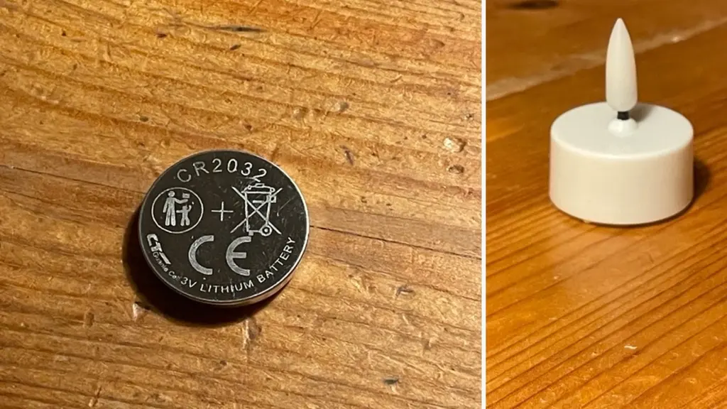 Ett kollage som visar ett knappcellsbatteri märkt med texten CR2032 på en träyta till vänster och ett elektriskt värmeljus på en träyta till höger.