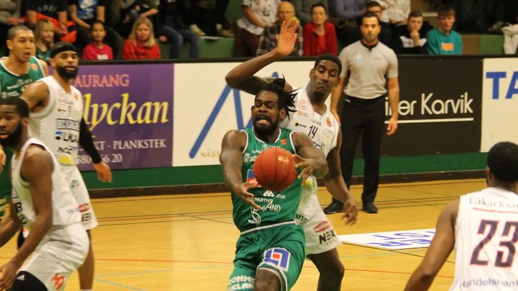 Nässjös Dartaye Ruffin tar sig förbi Luleås Robert Gilchrist.