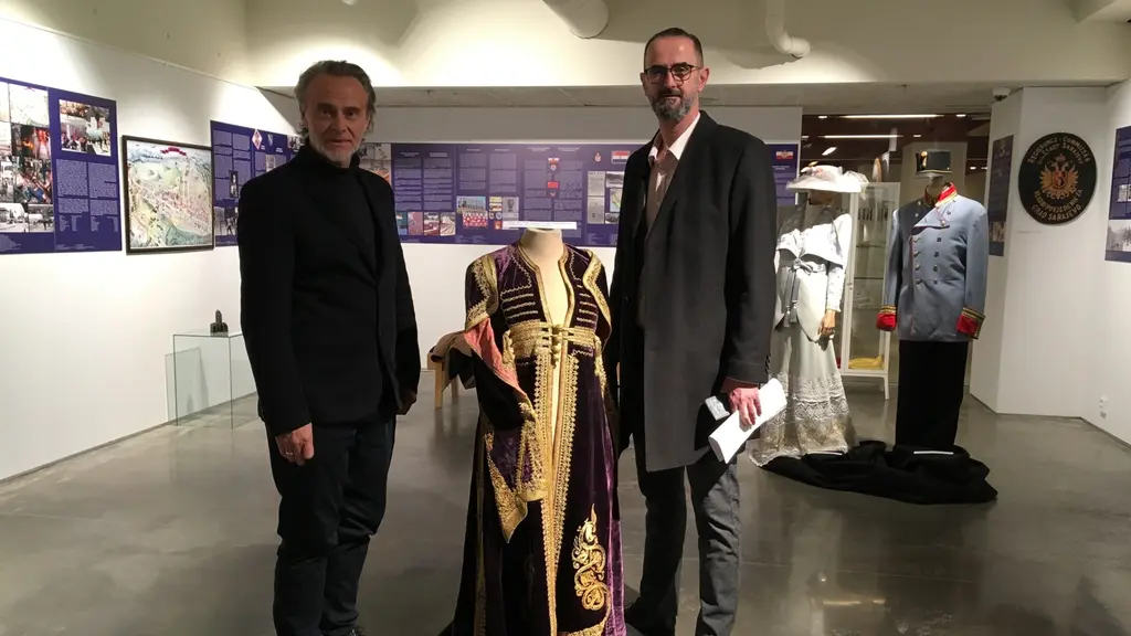Mirsad Avdic från Sarajevo stadsmuseum och Meda Karic vid utställningen "Sarajevo genom 100 år".