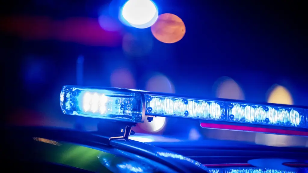 Blåljus på polisbilstak i mörker