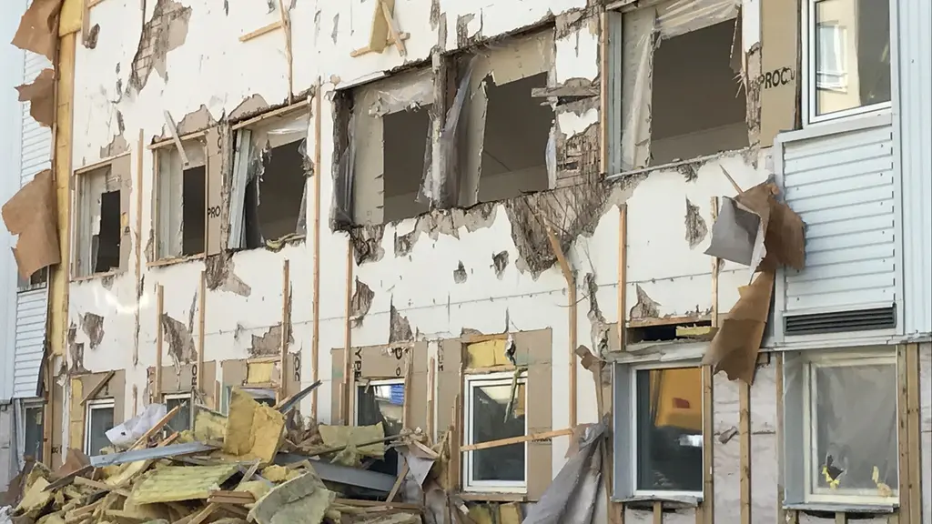 Idrottshuset i Jönköping efter påbörjat rivning.
