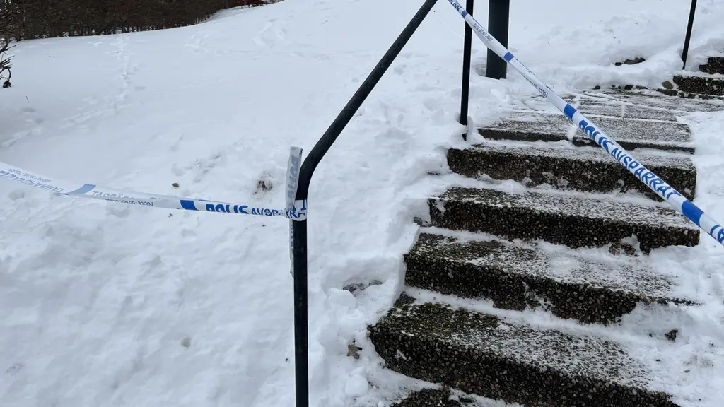 En snöklädd trappa avspärrad med polisband.