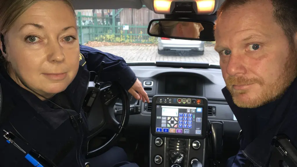 Katarina Anttila och Robert Engdahl vid polisen