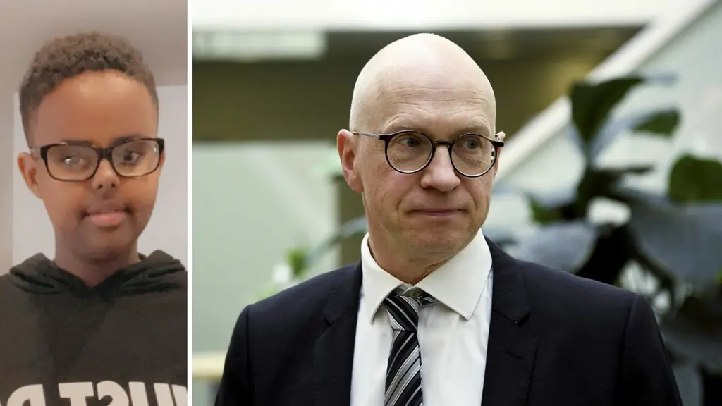 Åklagaren Jim Westerberg ledde utredningen mot polisen efter Mohameds försvinnnande. Jim Westerberg i vit skjorta, mörk kavaj och randig slips. Till vänster Mohamed i svart luvtröja.