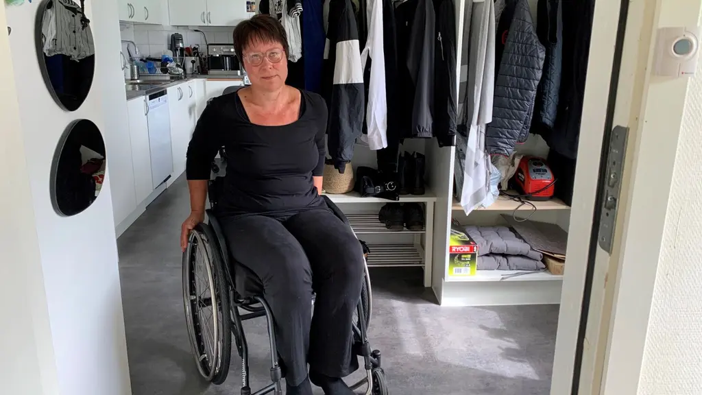rullstolsburen kvinna i sin hall 