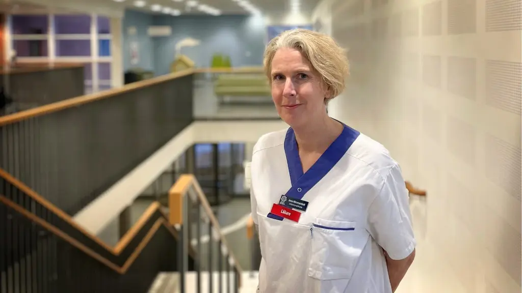 Läkaren Anna Wimmerstedt i läkarkläder och sjukhusmiljö